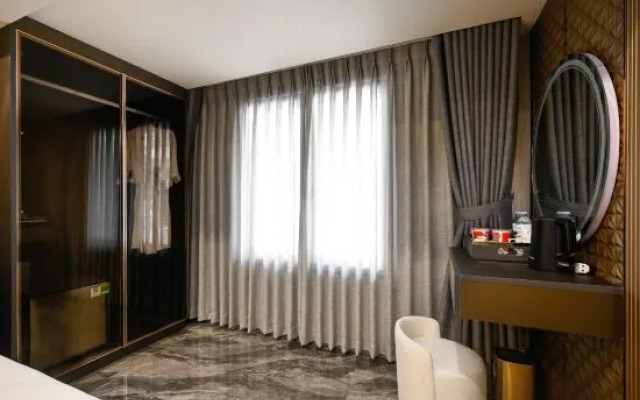 HANZ The Moon Hotel 1