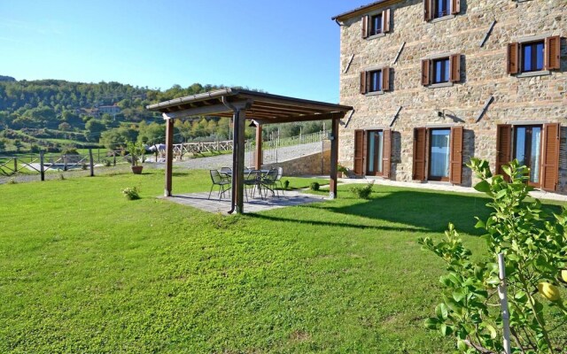 Villa with Private Pool near Cortona in Calm Countryside & Hilly Landscape