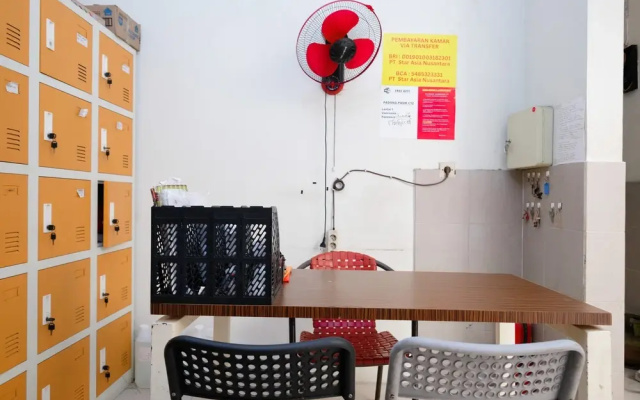 RedDoorz Padang Pasir near Petra University Surabaya