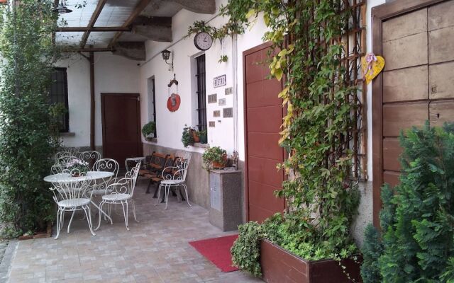 Three-room Apartment in the 19th Century Courtyard