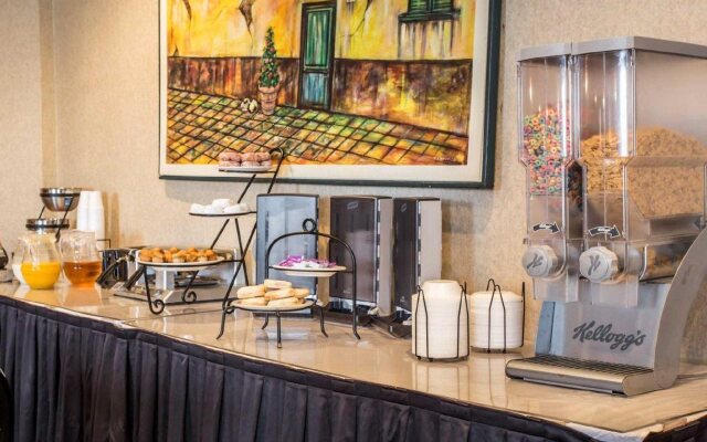Econo Lodge Inn & Suites
