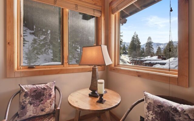 Wulf's Lodge at Olympic Valley Unwind in Hot Tub!