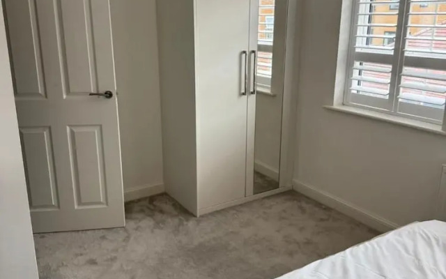 High END Spacious 4 Bed House - Free Parking