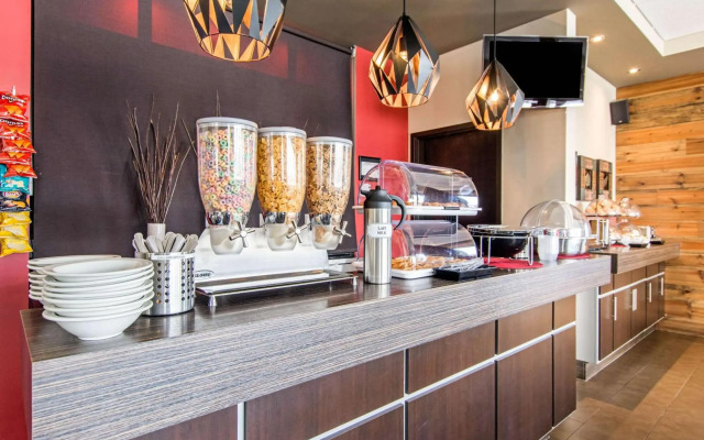 Econo Lodge Inn & Suites