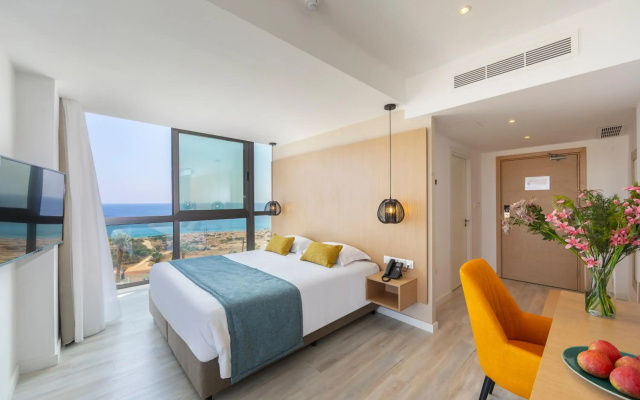 Leonardo Crystal Cove & Spa by the sea - Adults Only