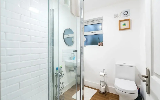 NEW Stylish 1 Bedroom Flat With Garden London