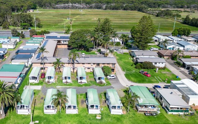Lakeside Inn (ex. Oasis Resort & Village)