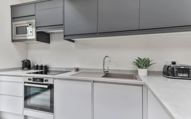 Large, Modern Apartment with En-suites, Wifi, Parking