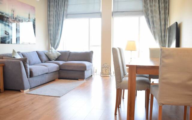 Newly Refurbished Thameside Apartment