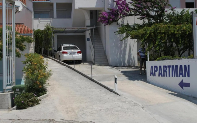 Apartments with a parking space Makarska - 6696