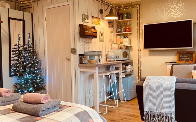 Unique 1+ bed Cabin, Parking and Private Garden
