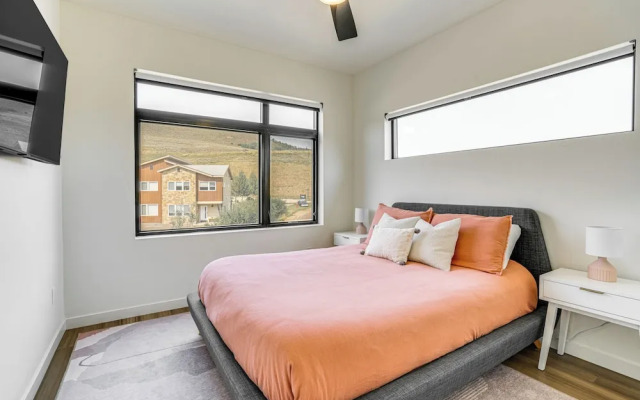 Mtn-view 'slopeside Chalet' in Granby Ranch!