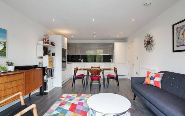 Stylish 2 Bedroom Apartment With Views of the River Lea