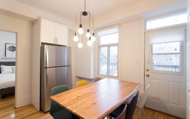 Charming Montreal 3 bdr Apartment Next to Subway