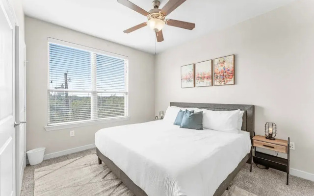 Prime Soco 2BR King Suite w Gympickleballlaundry
