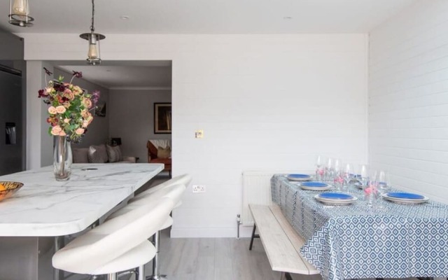 Seaside Serenity 3-bed Deck Garden Near Shore