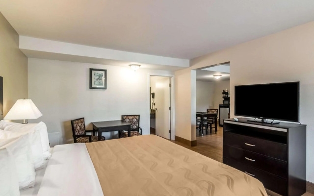 Quality Inn & Suites near Downtown Bakersfield