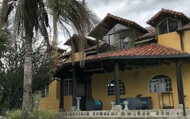 El Pino Apart