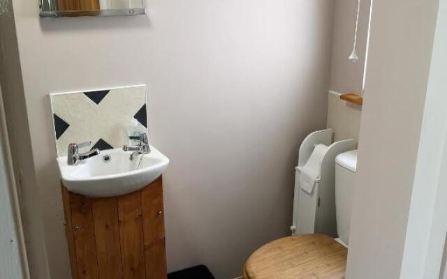 En-suite Bedroom in a quiet bungalow
