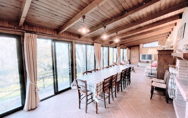 Vicolo - Sleeps 5 With air Con, Wifi, Balcony for Dining and Pool