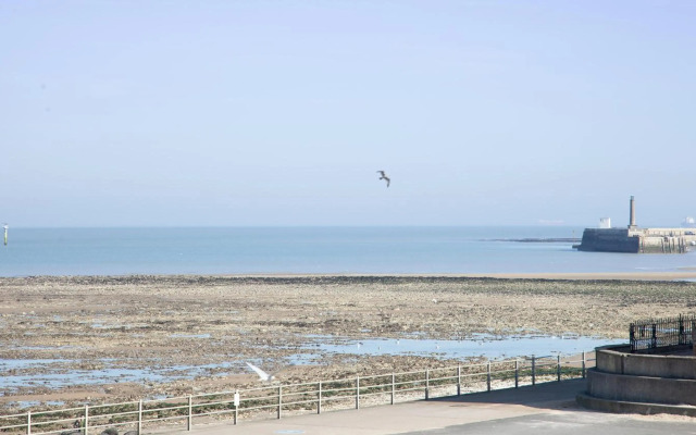 Seascape Retreat with Parking