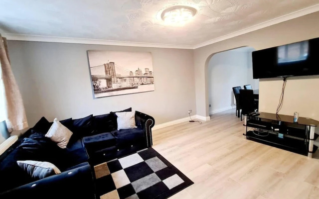 Modern & Spacious - Walk to London Excel- Parking