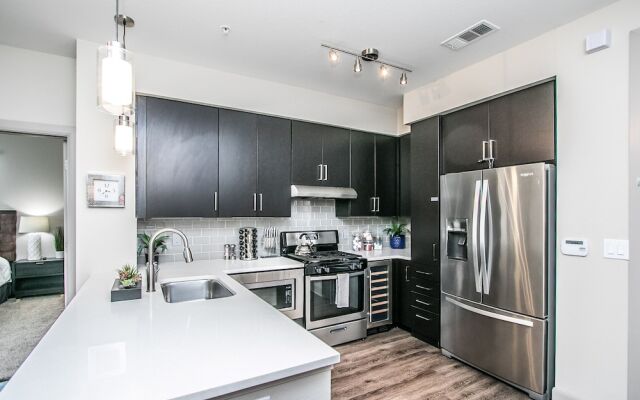 Rooftop Pool-Walk 2 shops-Dining-C4404