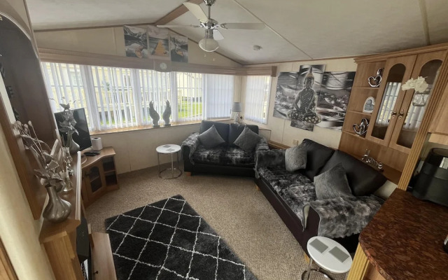 Cozy Cabin Retreat in Towyn