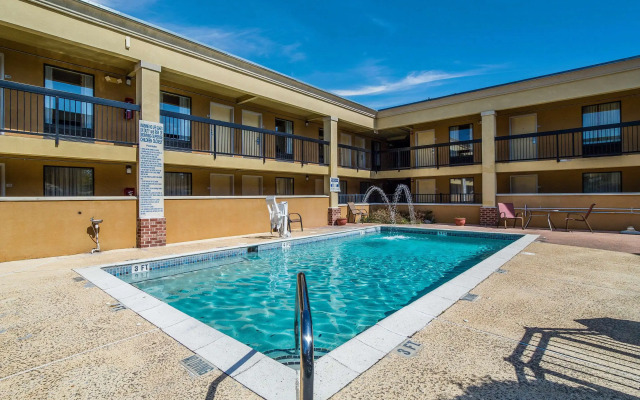 Quality Inn & Suites Conference Center Statesboro Historic District