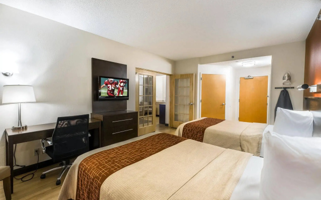 Red Roof Inn PLUS+ Long Island - Garden City