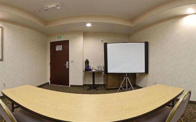 Holiday Inn Express Delano Highway 99