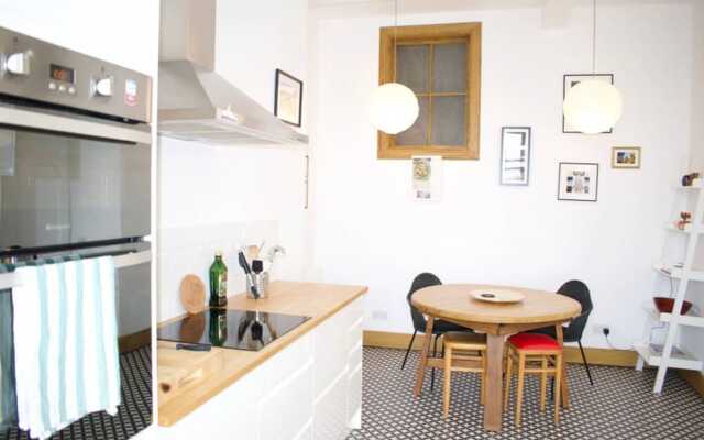 Bright & Spacious One Bedroom Flat Near Leith