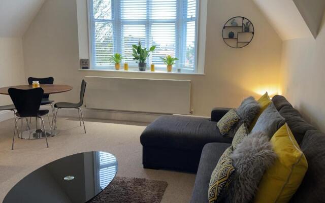 Regal Retreat Modern 2 bed apartment 400m from sea