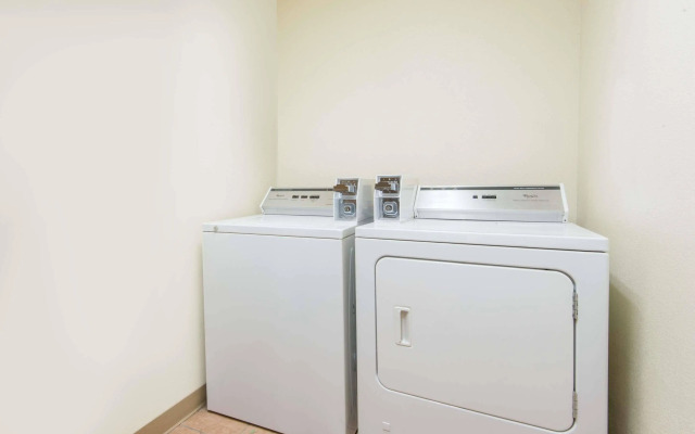 Super 8 by Wyndham Moriarty