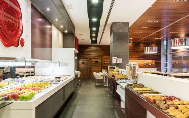 Отель ILUNION Atrium