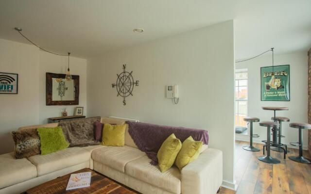 Chester railway station luxury apartment - sleeps 4 & FREE parking!