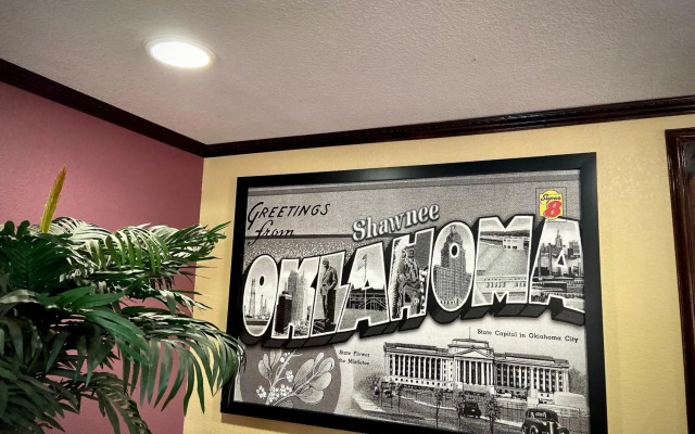 Super 8 by Wyndham Shawnee