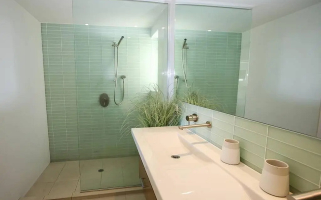 Waves 8 - 2 minutes stroll to the beach + pool – Bathroom – Point Lookout
