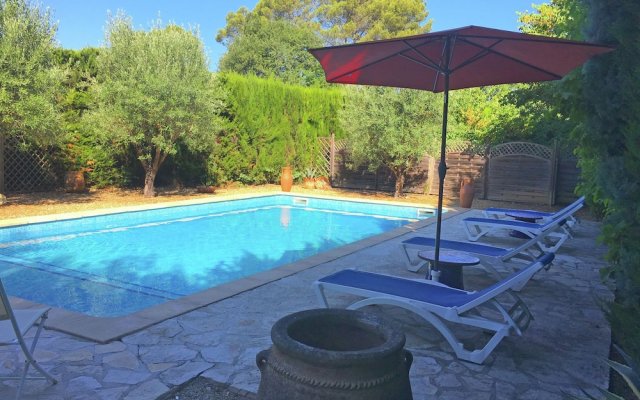 Quaint Holiday Home with Private Pool in Lorgues France