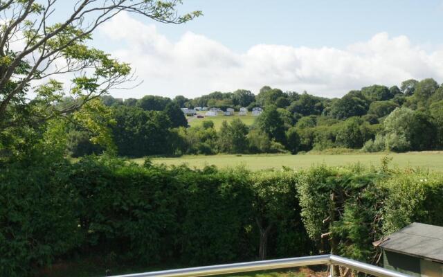 Modern Self-Contained Annex 10 min walk to beach