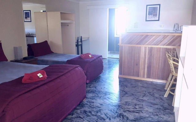 Bronco Motor Inn