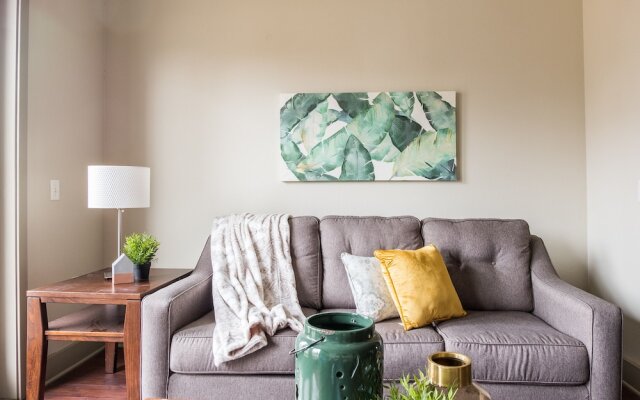 Design District Apts Near Market Ctr by Frontdesk