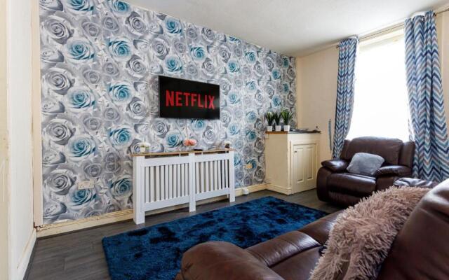4 Beds Sleeps 6 - Elegance Leisure Stay, Burnley