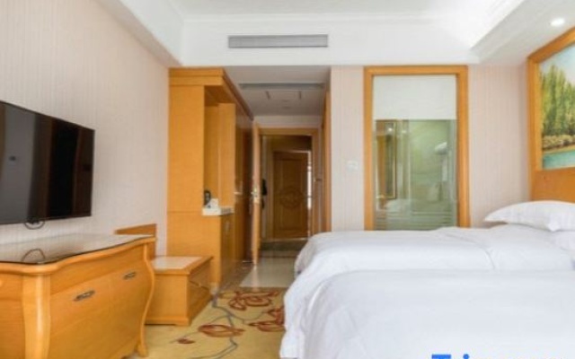 Deluxe room (2 full double beds) — фото 4