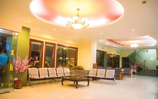 Monaco Dynasty Hotel – People – Tawau