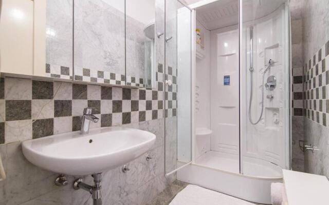 Apt 80 m2, wifi, jacuzzi, 5 guests, 10 m center