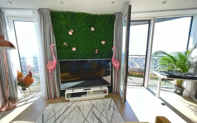 Stylish 1-Bedroom Apt with Stunning London Views