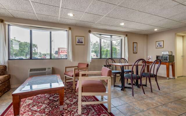 Econo Lodge Dewitt I-90