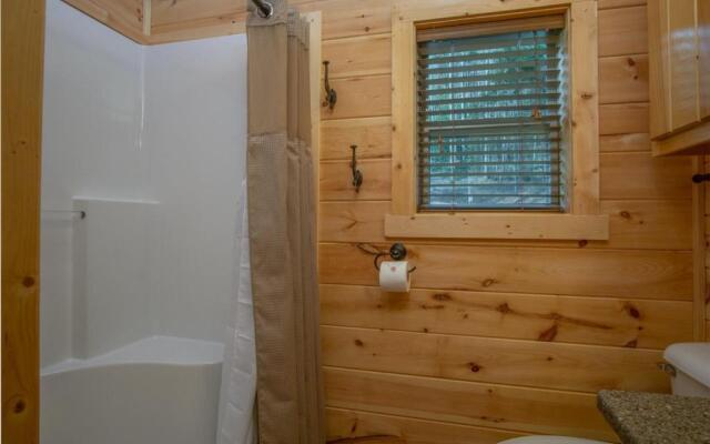 Creekside Log Cabin in Pisgah Forest