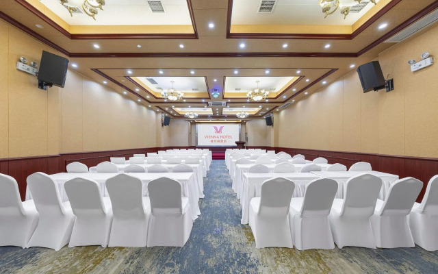 Vienna Hotel (Changsha Ningxiang West High-speed Railway Station Emerald Lake Store)